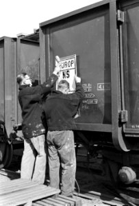 HUA-167302-Afbeelding van het aanbrengen van EUROP opschriften op een open goederenwagen van de N.S. bij de wagenwerkplaats van de N.S. te Amersfoort, in verband met het van start gaan van de EUROP-wagenpool voo