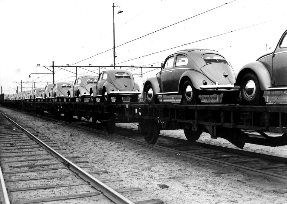 HUA-167059-Afbeelding van platte wagens, beladen met Volkswagen Kever's, op het emplacement te Amersfoort