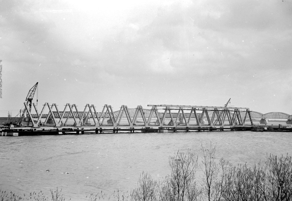 HUA-167357-Afbeelding van de constructie van één van de brugdelen voor de nieuwe Moerdijkbrug over het Hollands Diep bij Moerdijk