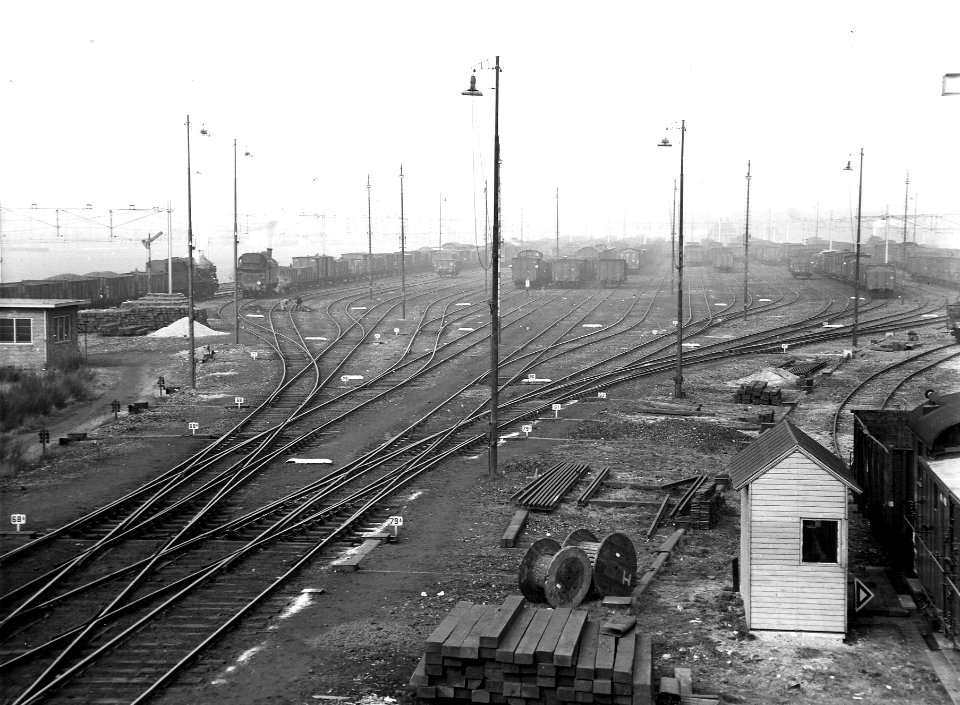 HUA-163819-Gezicht op het rangeerterrein van de N.S. te Susteren