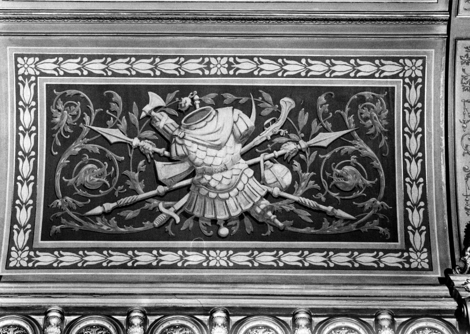 HUA-156751-Afbeelding van een geschilderde wapenuitrusting in het trappenhuis van het Koninklijk paviljoen van het N.S.-station Den Haag H.S. te Den Haag