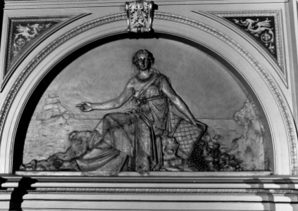 HUA-156747-Afbeelding van een reliëf voorstellende "Overvloed" in het trappenhuis van het Koninklijk paviljoen van het N.S.-station Den Haag H.S. te Den Haag