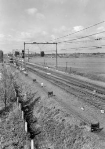 HUA-167148-Gezicht op de spoorlijn tussen Utrecht en Blauwkapel, vanuit het seinhuis bij de Prof. Jordanlaan (later Eykmanlaan), uit het oosten, met links op de achtergrond de spooraansluiting richting de gemeen