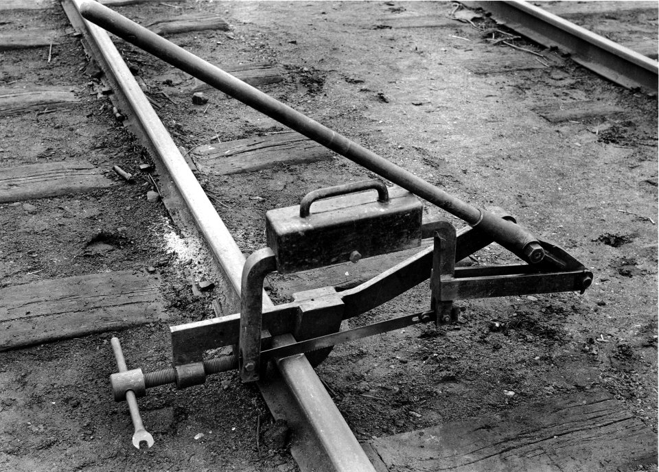 HUA-167411-Afbeelding van een zaag voor spoorstaven te Hilversum