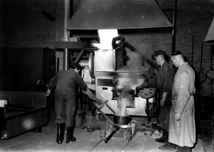 HUA-167430-Interieur van de Centrale Werkplaats van de N.S. te Tilburg- oven in de ijzergieterij