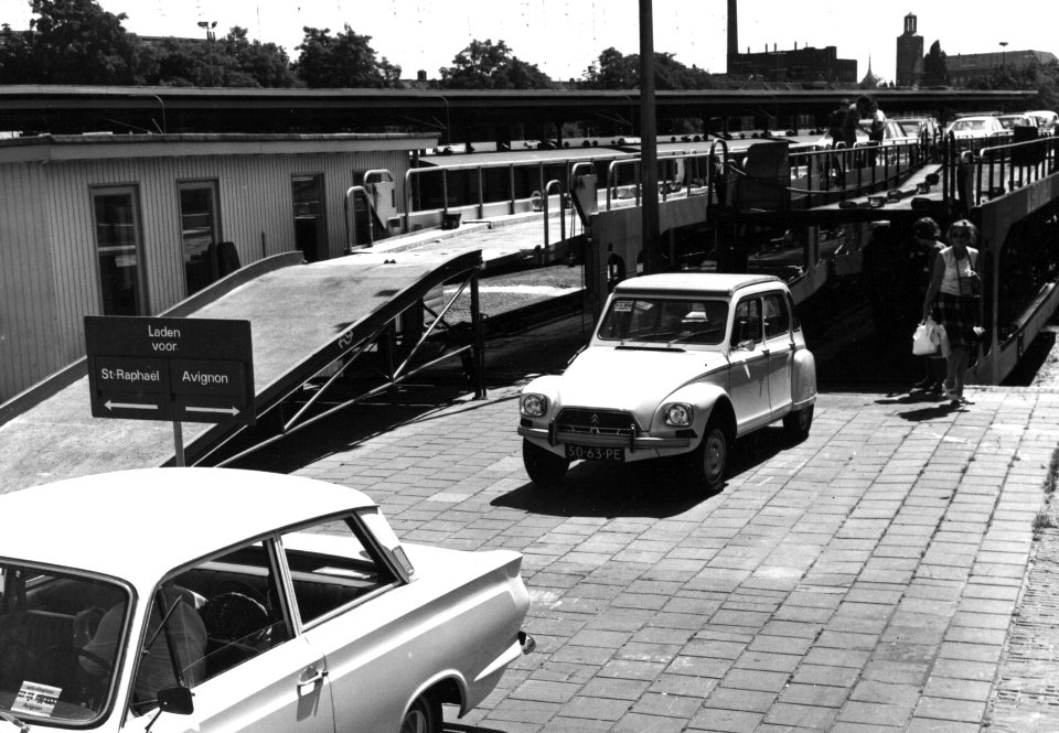 HUA-159576-Afbeelding van het oprijden van auto's op de autoslaaptrein te 's-Hertogenbosch