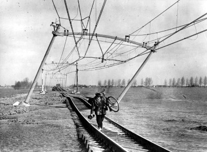 HUA-157030-Afbeelding van een eenzame fietser op de verzakte spoorlijn nabij Moerdijk na de watersnoodramp
