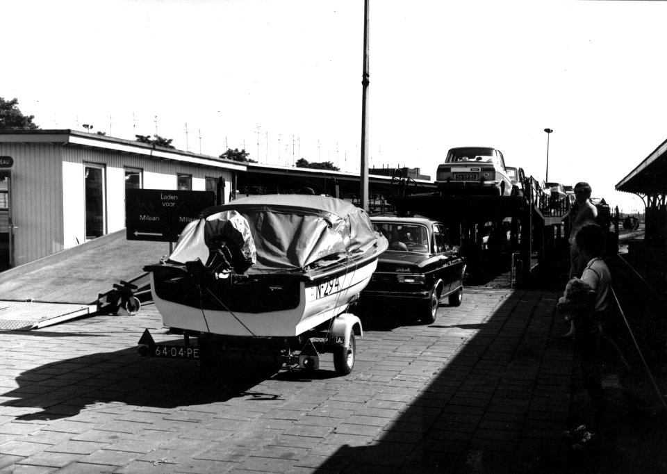 HUA-159564-Afbeelding van het oprijden van auto's op de autoslaaptrein te 's-Hertogenbosch