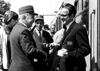 HUA-165566-Afbeelding van de officiële opening van het nieuwe N.S.-station Maarn te Maarn, met links burgemeester mr. G.A.W.C. baron van Hemert tot Dingshof (met stationschefspet) die het personeel van de openin