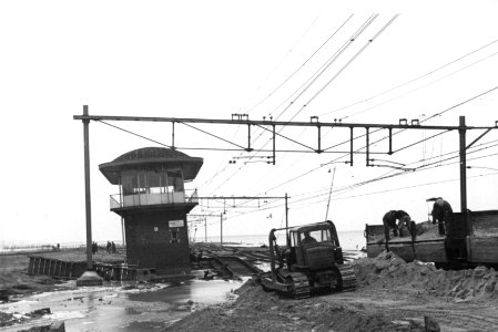 HUA-156829-Afbeelding van de herstelwerkzaamheden aan het emplacement te Lage zwaluwe, na de watersnoodramp, met links het seinhuis Post I
