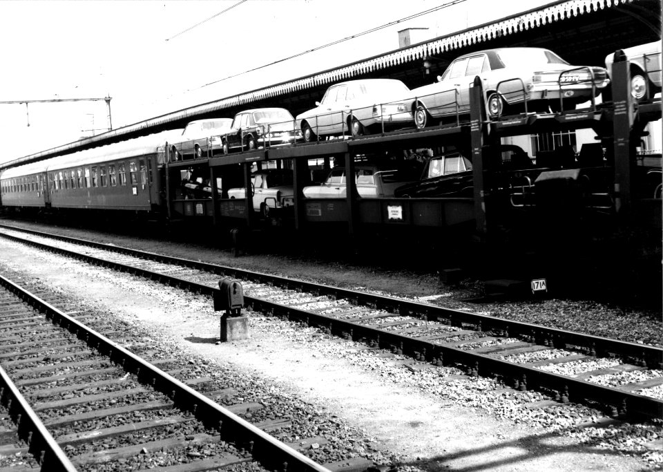 HUA-159562-Afbeelding van de autoslaaptrein langs het perron van het N.S.-station 's-Hertogenbosch te 's-Hertogenbosch