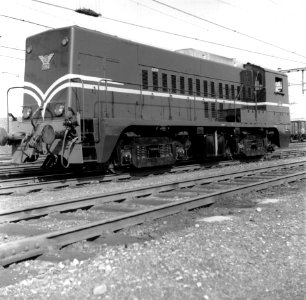 HUA-166592-Afbeelding van de diesel-electrische locomotief nr. 2284 (serie 2200-2300, voorzien van geluiddemper op de motorhuif) van de N.S. op het rangeerterrein Watergraafsmeer te Amsterdam