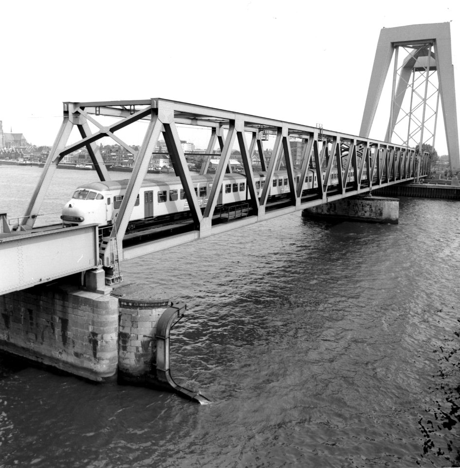 HUA-166604-Gezicht op de spoorbrug over de Oude Maas te Dordrecht, met een electrisch treinstel plan T (mat. 1964) van de N.S