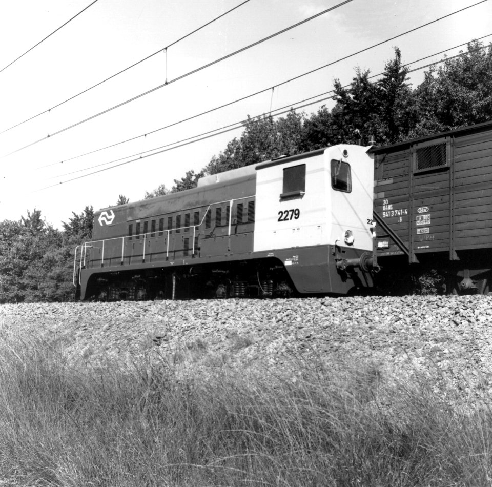HUA-166580-Afbeelding van de diesel-electrische locomotief nr. 2279 (serie 2200-2300) van de N.S. in de nieuwe geel-grijze huisstijl