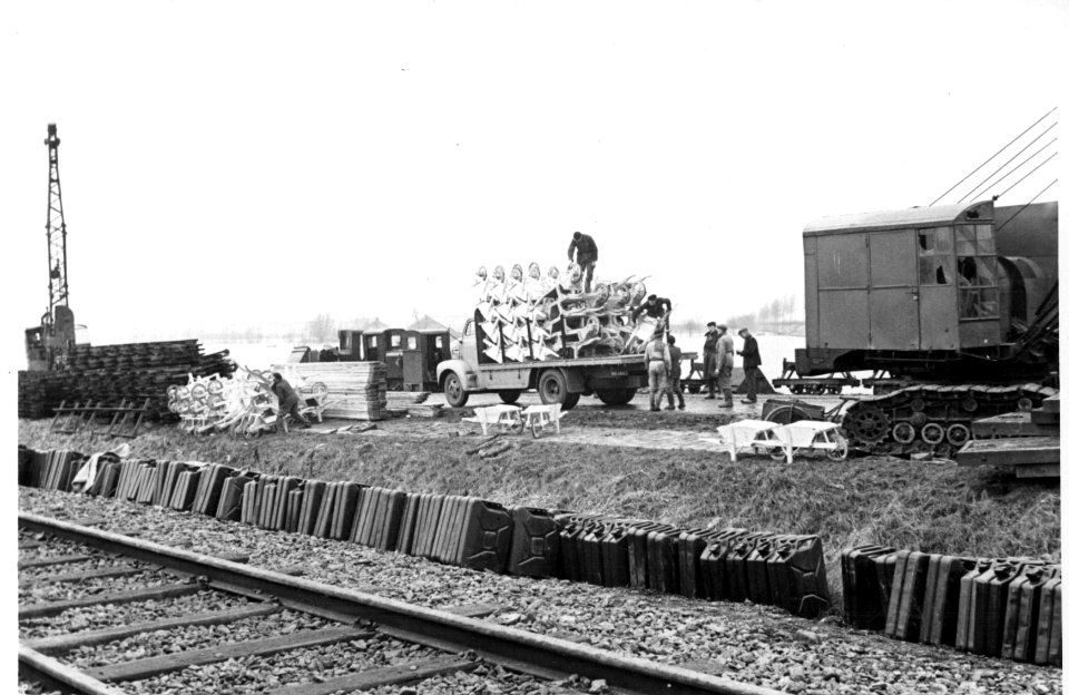 HUA-156833-Afbeelding van het lossen van kruiwagens, waarschijnlijk bij Rilland-Bath, na de watersnoodramp