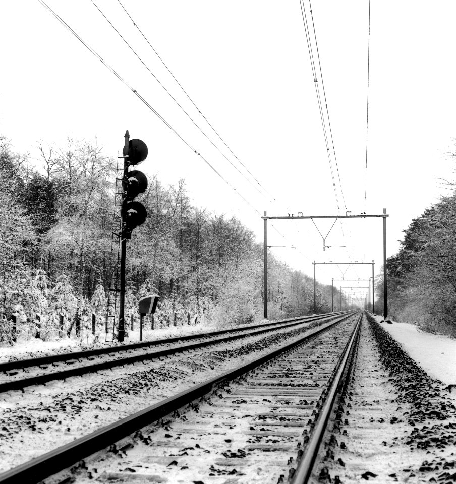 HUA-167135-Gezicht op de spoorlijn ter hoogte van Driebergen, in winterse omstandigheden, met links een driehoogten-lichtsein