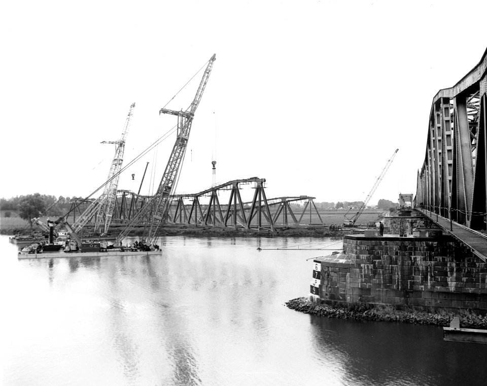 HUA-166636-Afbeelding van de plaatsing van een brugdeel in verband met de verdubbeling van de spoorbrug over de Maas bij Hedel