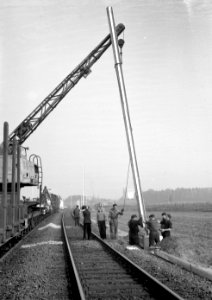 HUA-166465-Afbeelding van het plaatsen van een bovenleidingsmast langs de spoorlijn Roosendaal Essen ten behoeve van de electrificatie van het baanvak