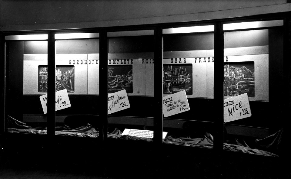 HUA-164137-Afbeelding van een vitrine met reclame voor treinreizen naar Frankrijk in het NS station Amsterdam Muiderpoort te Amsterdam