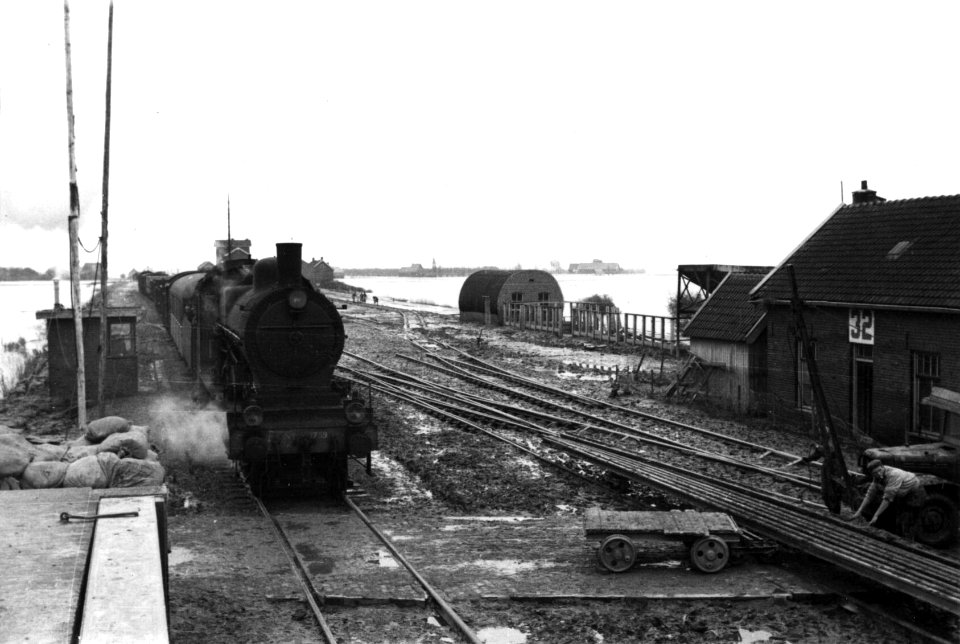 HUA-160431-Afbeelding van de stoomlocomotief nr. 3759 (serie 3700-3800) van de N.S. met een trein ter hoogte van het station Kruiningen-Yerseke te Kruiningen, tijdens de herstellingswerkzaamheden na de Watersnoo