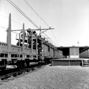 HUA-167031-Afbeelding van het vervoer van landbouwtractoren per trein voor de firma Deutz op het N.S.-station Amsterdam Amstel te Amsterdam
