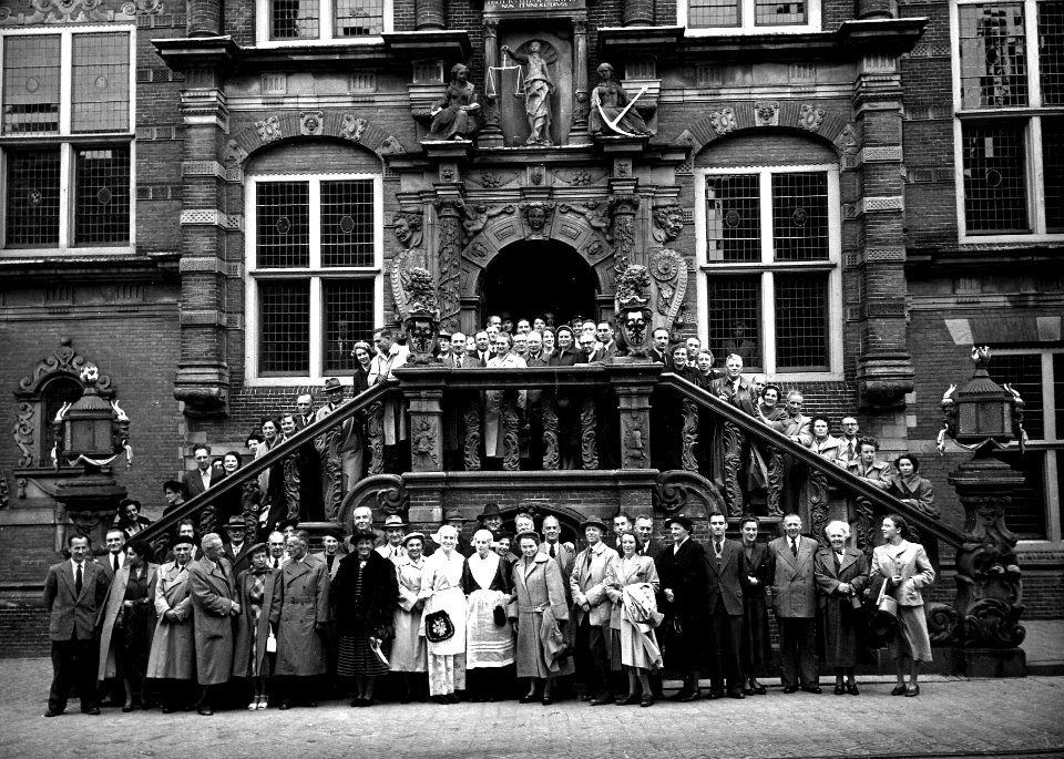 HUA-164101-Groepsportret van de deelnemers aan de RIV-conferentie te Amsterdam tijdens een excursie op de bordestrap van het Stadhuis te Bolsward
