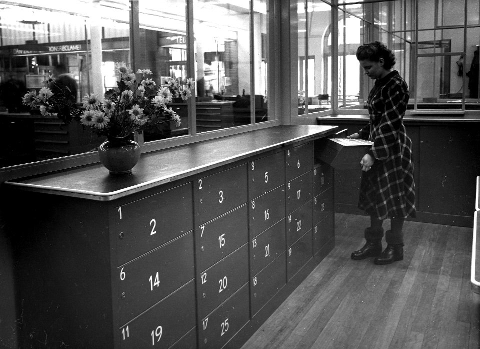 HUA-163893-Interieur van het (verbouwde) N.S.-station Den Haag H.S. te Den Haag- plaatskaartenkantoor