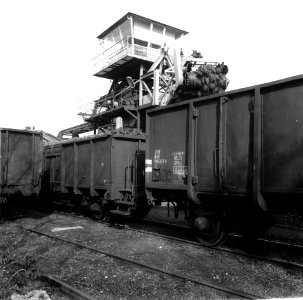 HUA-167056-Afbeelding van het overladen van bieten in open goederenwagens bij de overlaadinstallatie voor bieten van V.C.S. te Cuijk