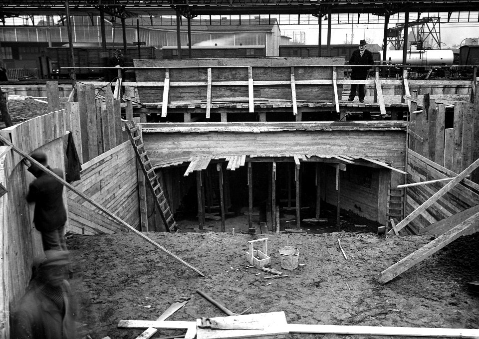 HUA-163883-Gezicht op de in aanleg zijnde perrontunnel van het N.S.-station Tilburg te Tilburg