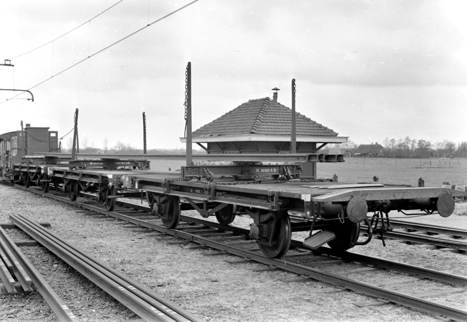 HUA-167353-Afbeelding van wagens voor het vervoer van spoorstaven te Putten