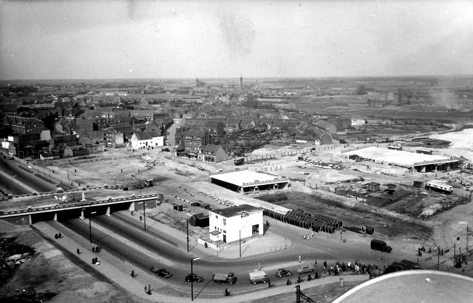 HUA-164037-Overzicht van de "Spoorwegwerken" te Eindhoven, met het Emmasingelviaduct of Boschdijkviaduct (links), het Demerviaduct of Piazzaviaduct (midden) en het Vestdijkviaduct (rechts)