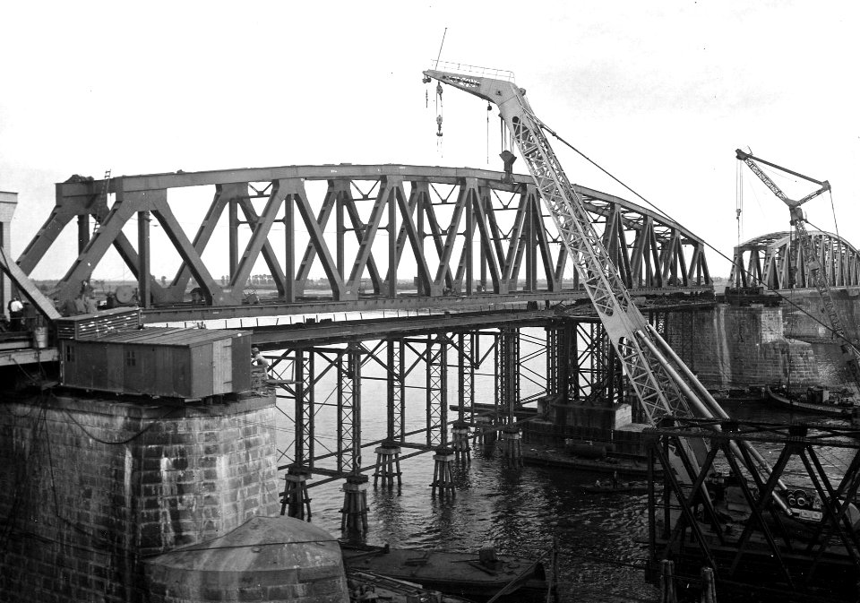 HUA-163925-Gezicht op de herbouw van de spoorbrug over de Waal te Zaltbommel, tijdens het "inrollen" van één van de nieuwe brugdelen
