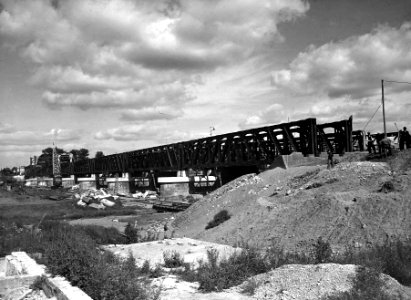 HUA-163875-Gezicht op de spoorbrug over de IJssel te Zutphen, tijdens herstel van oorlogsschade