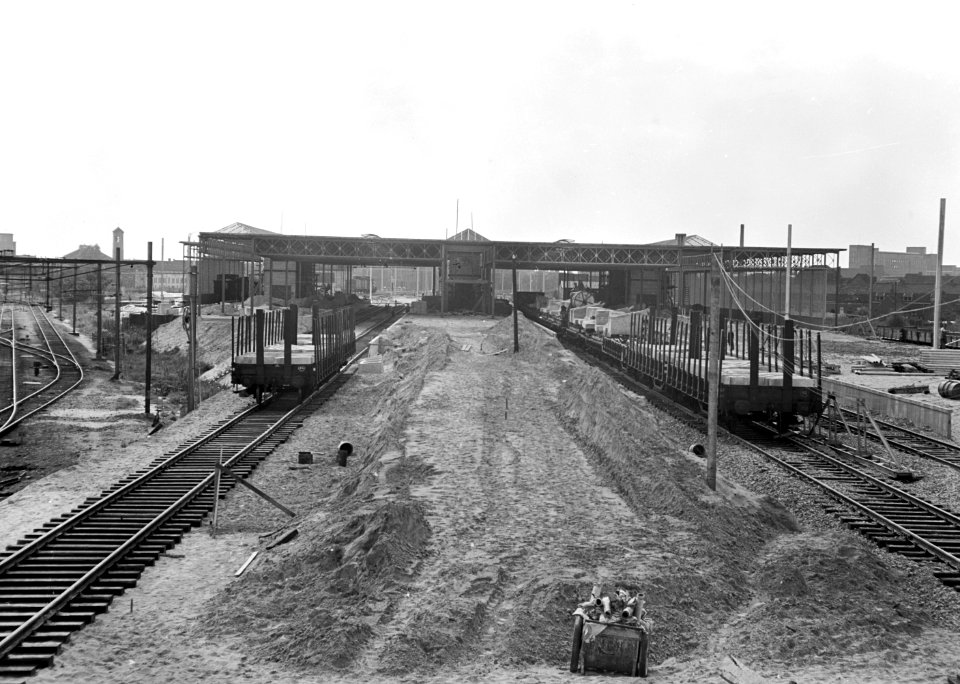 HUA-167199-Gezicht op de in aanleg zijnde perrons en perronkap van het N.S.-station Eindhoven te Eindhoven, tijdens de werkzaamheden ten behoeve van de aanleg van het hoogspoor
