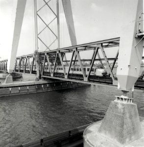 HUA-166602-Gezicht op de spoorbrug over de Oude Maas te Dordrecht met een electrisch treinstel plan T mat 1964 van de NS