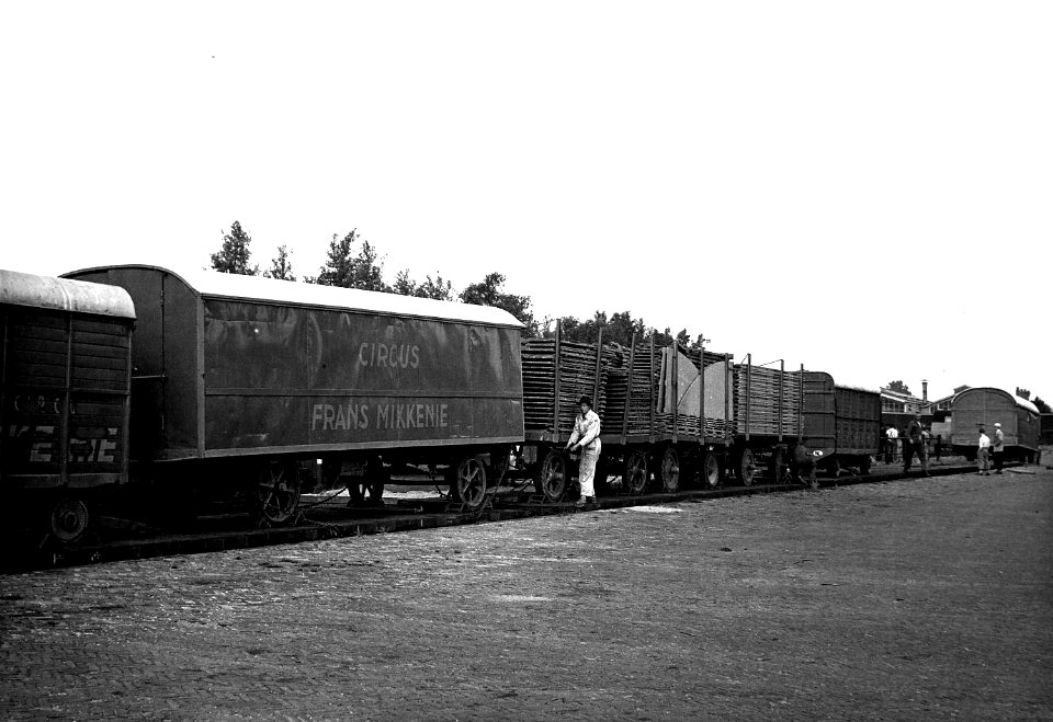 HUA-164091-Afbeelding van de aankomst van Circus Mikkenie per trein te Utrecht