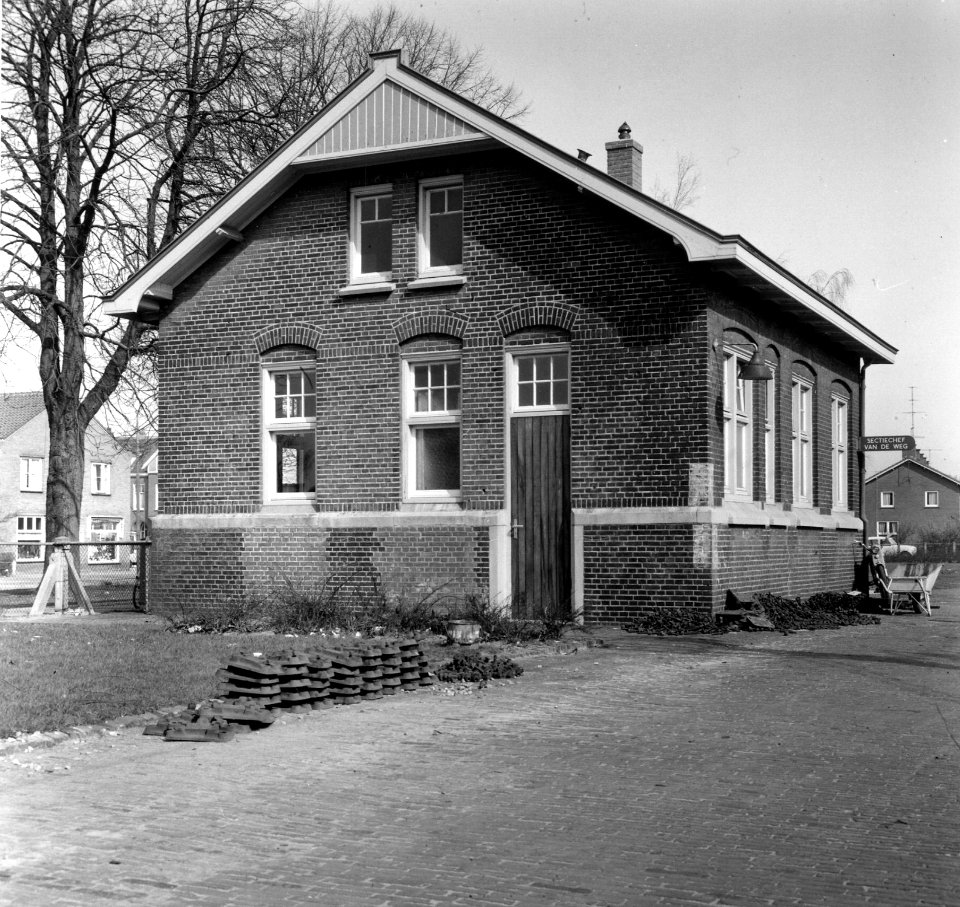HUA-166942-Gezicht op het personeelsverblijf van de N.S. annex kantoor van de sectiechef van de weg bij het N.S.-station Harderwijk te Harderwijk