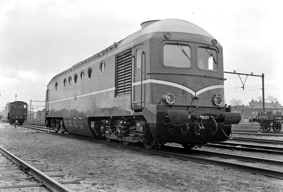 HUA-160525-Afbeelding van de diesel electrische locomotief nr 2601 serie 2600 van de NS te Utrecht