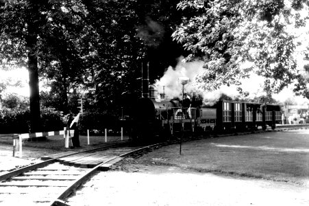 HUA-160520-Afbeelding van de replica van de stoomlocomotief De Arend van de N.S. met rijtuigen tijdens een tentoonstelling te Enschede
