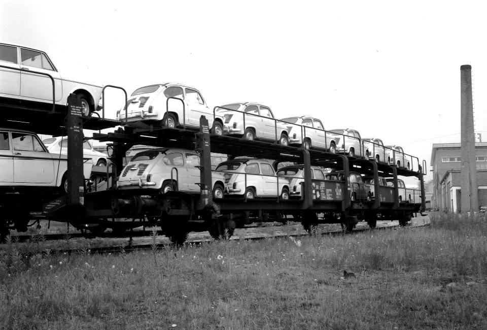 HUA-167013-Afbeelding van het vervoer per trein van Fiat's naar de firma Leonard Lang (importeur Fiat) te Amsterdam (bij Duivendrecht), met dubbeldeks autotrailers beladen met auto's van het type Fiat 500