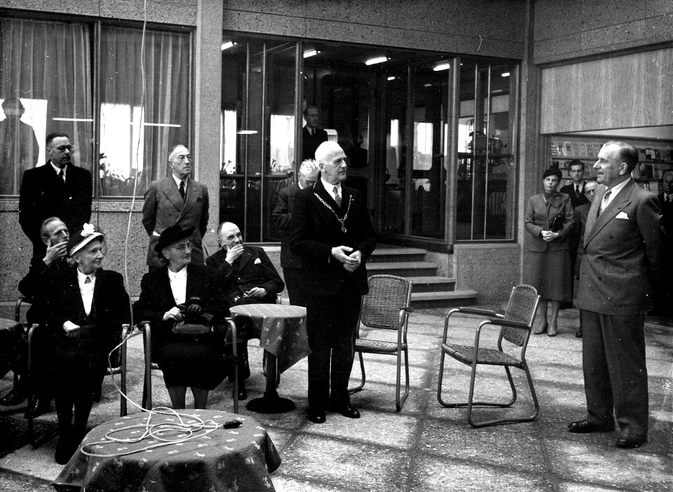 HUA-164058-Afbeelding van de burgemeester van Zutphen (midden) en dr. ir. F. Q. den Hollander (rechts, president-directeur van de N.S.) in de hal van het N.S.-station Zutphen te Zutphen, tijdens de officiële ope