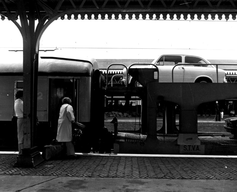 HUA-159611-Afbeelding van enkele reizigers bij de autoslaaptrein langs het perron van het NS station s Hertogenbosch te s Hertogenbosch