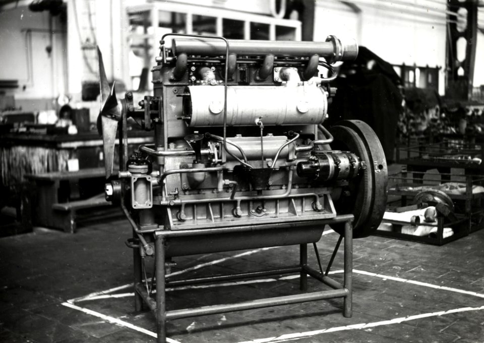 HUA-167256-Afbeelding van een Stork GT4x150 dieselmotor voor een locomotor (serie 200-300) van de N.S. in de centrale werkplaats van de N.S. te Tilburg