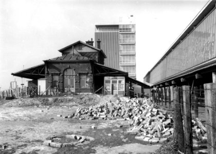 HUA-166995-Gezicht op het (oude) N.S.-station Schiedam-Rotterdam West te Schiedam, met op de achtergrond het kantoorgebouw bij het nieuwe station
