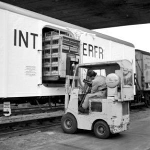 HUA-167023-Afbeelding van het beladen van een koelwagen van Interfrigo met melk met behulp van een vorkheftruck te Dordrecht