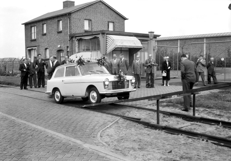 HUA-167003-Afbeelding van één van de eerste in Nederland geassembleerde Austin A 40 personenauto's bij Molenaars Automobielfabrieken (Nijverheidsweg 61) te Amersfoort, tijdens het gerredmaken voor transport van 