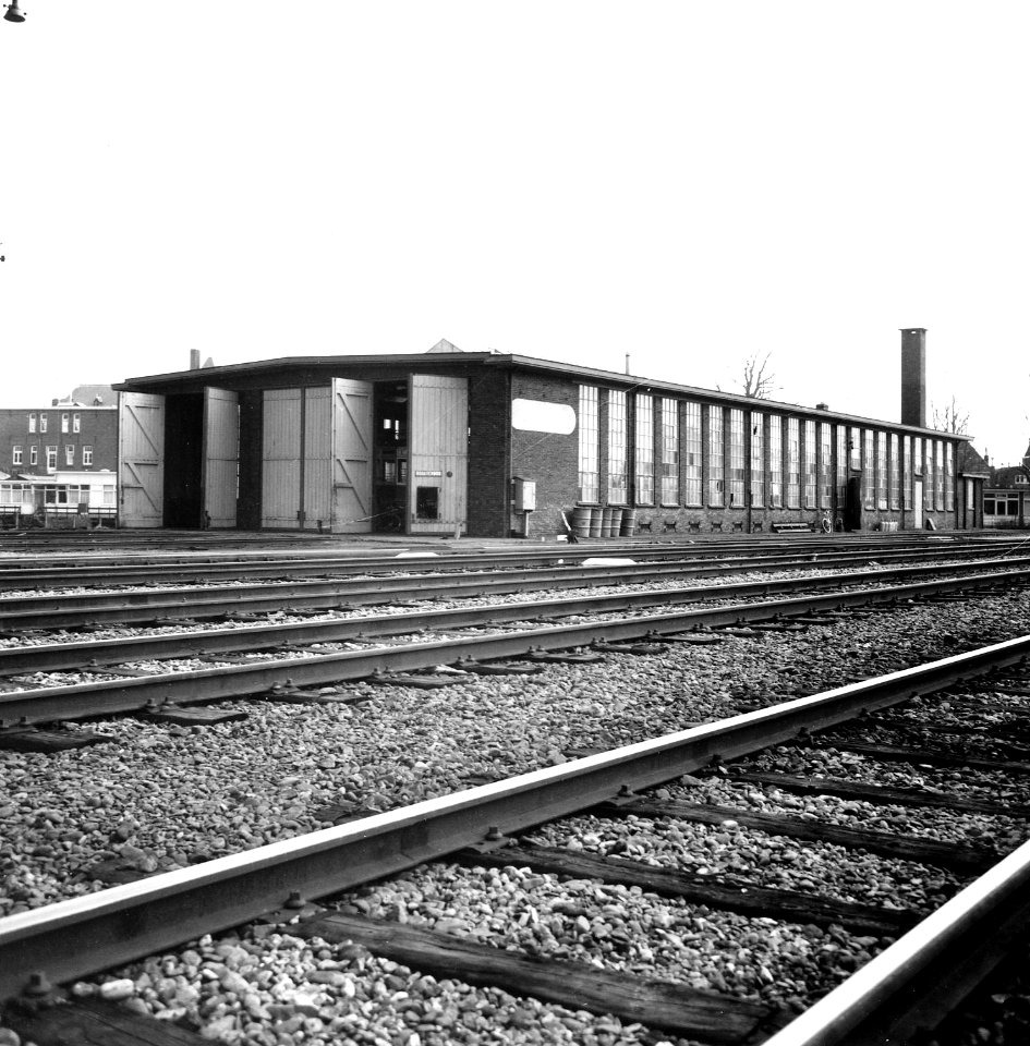 HUA-166990-Gezicht op de voormalige rijtuigenloods voor bezinemotorrijtuigen op het emplacement van het N.S.-station Hoorn te Hoorn