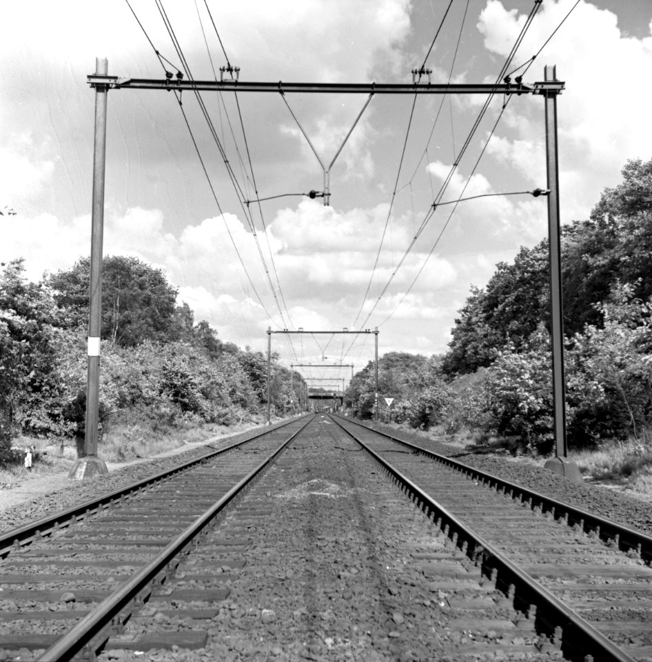 HUA-167168-Gezicht op de spoorlijn ten westen van Baarn (km. 34.5)