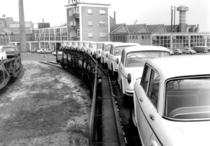 HUA-167014-Afbeelding van het vervoer per trein van Fiat's naar de firma Leonard Lang (importeur Fiat) te Amsterdam (bij Duivendrecht)