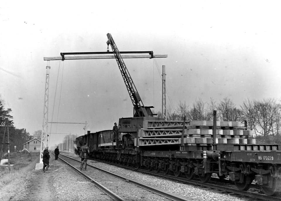 HUA-163984-Afbeelding van het plaatsen van een betonnen bovenleidingsportaal ten behoeve van de electrificatie van de spoorlijn Arnhem Zwolle ter hoogte van Gors